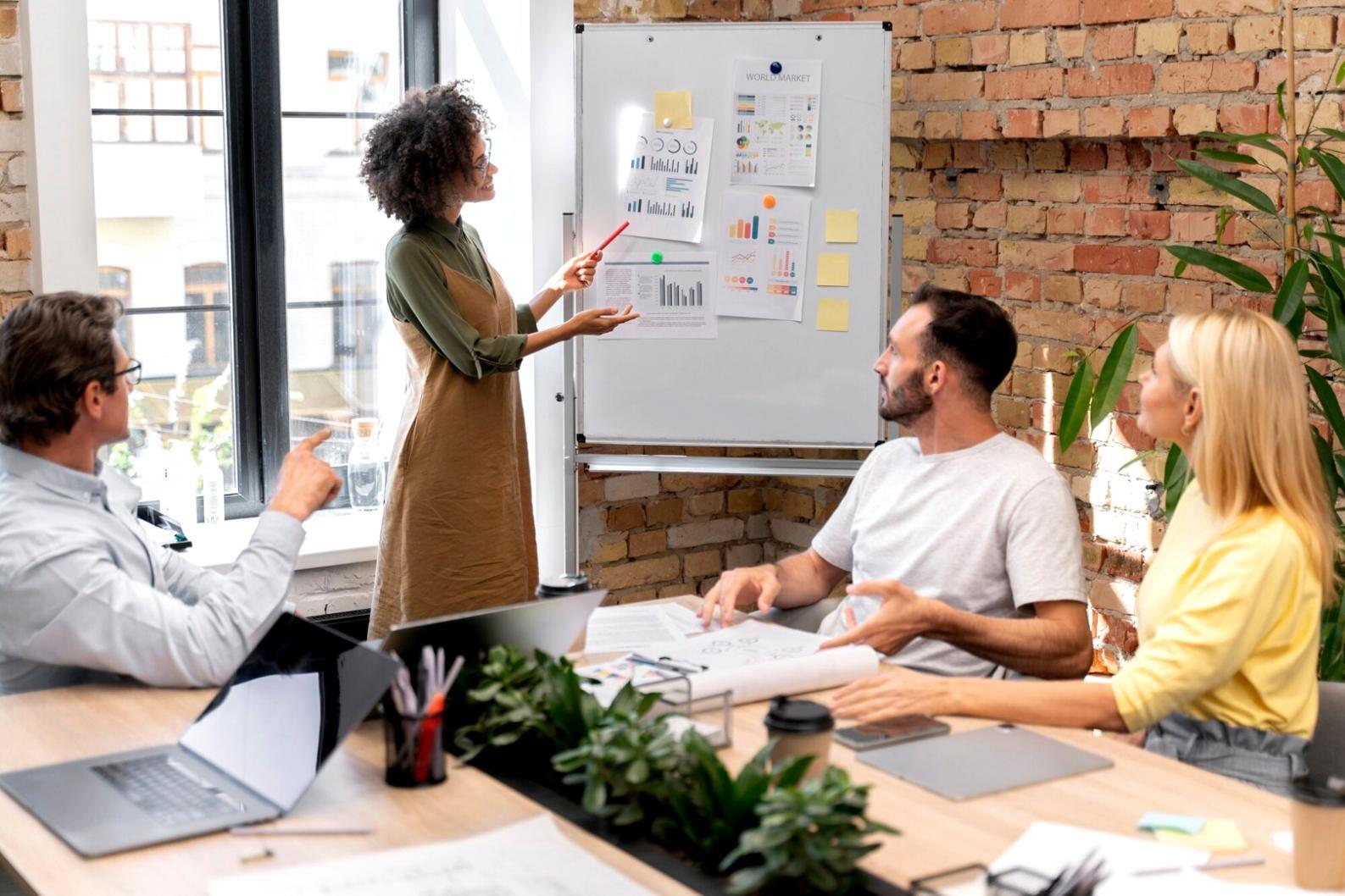 Personne travaillant sur un budget personnel avec concentration